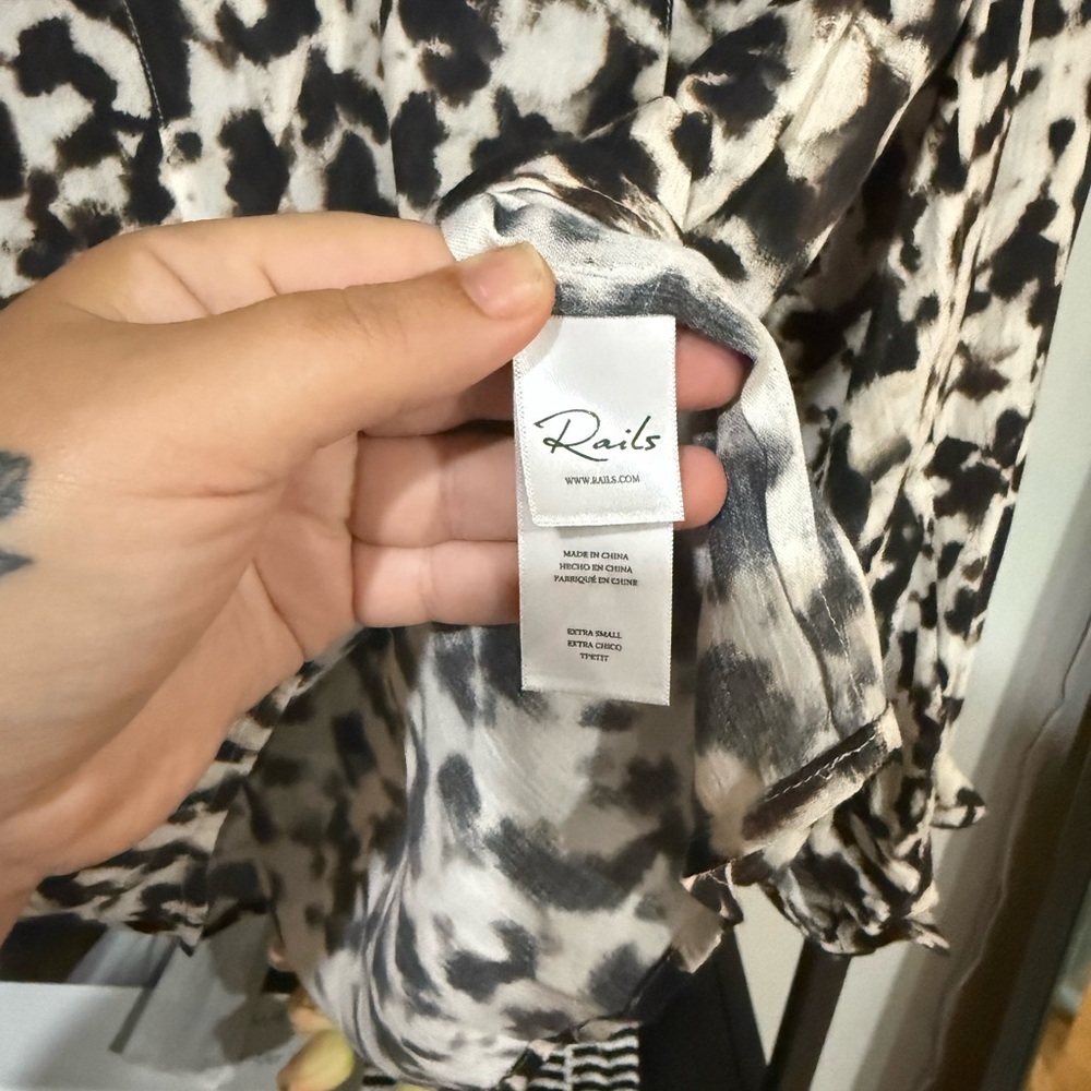 Rails Blurred Cheetah Print Blouse XS | Flowy Animal Print Top - Picture 7 of 10